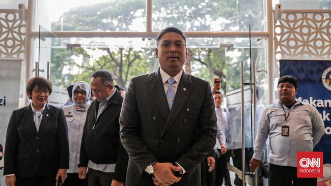 Kepala BGN, Sudaryono mendatangi Kantor BGN, Jakarta, Rabu (22/7). (CNN Indonesia/Febria Adha L).