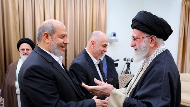 FILE PHOTO: Iran's Supreme Leader Ayatollah Ali Khamenei meets with Hamas leader Khalil al-Hayya in Tehran, Iran, February 8, 2025. Office of the Iranian Supreme Leader/WANA (West Asia News Agency)/Handout via REUTERS