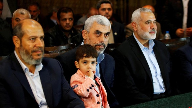 Hamas leader Ismail Haniyeh (R) and Hamas Gaza Chief Yehya Al-Sinwar and  Khalil al-Hayya (L) attend a ceremony announcing a new policy document, in Gaza City May 1, 2017. REUTERS/Mohammed Salem/File Photo