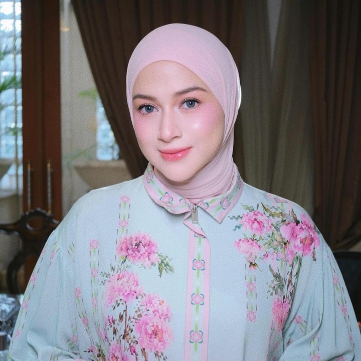 <p>Meski&nbsp;sering disebut bak saudara kembar, Nina dan Aryani sebenarnya tidak memiliki hubungan darah, Bunda. Nina mengawali karier di industri hiburan sebagai finalis ajang pemilihan Gadis Sampul pada tahun 2008 pada 2009 melalui sebuah serial televisi.&nbsp;(Foto: Instagram @ninazatulini22)</p>