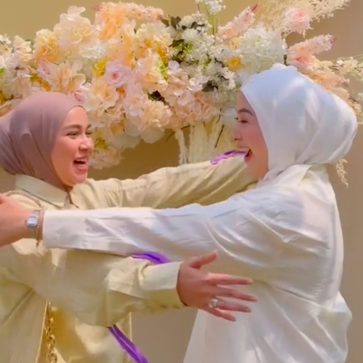 <p>Belum lama ini, Nina dan Aryani dipertemukan dalam acara yang sama. Momen kebersamaan tersebut kemudian diunggah Nina melalui akun Instagram pribadinya.&nbsp;(Foto: Instagram @ninazatulini22)</p>