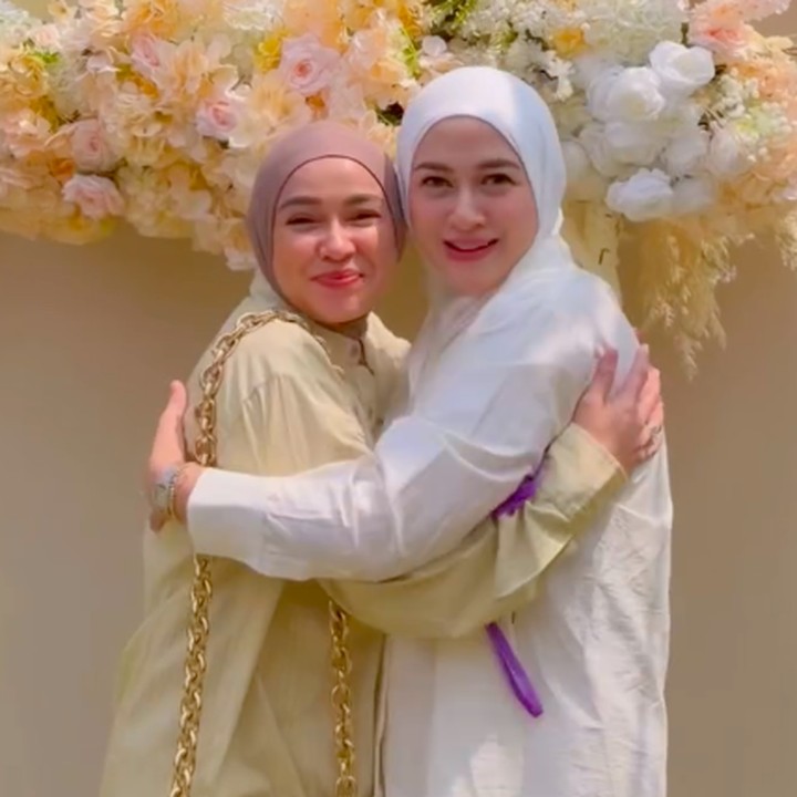 <p>Dalam unggahan itu, mereka membuat konten bertema <em>POV</em> penggemar yang salah menyapa karena mengira mereka adalah orang yang sama. "Ayo ngaku siapa yang dulu pernah ketuker?" tulis Nina, dikutip dari akun Instagram @<em>ninazatulini22</em>, Rabu (22/7/2026).&nbsp;(Foto: Instagram @ninazatulini22)</p>