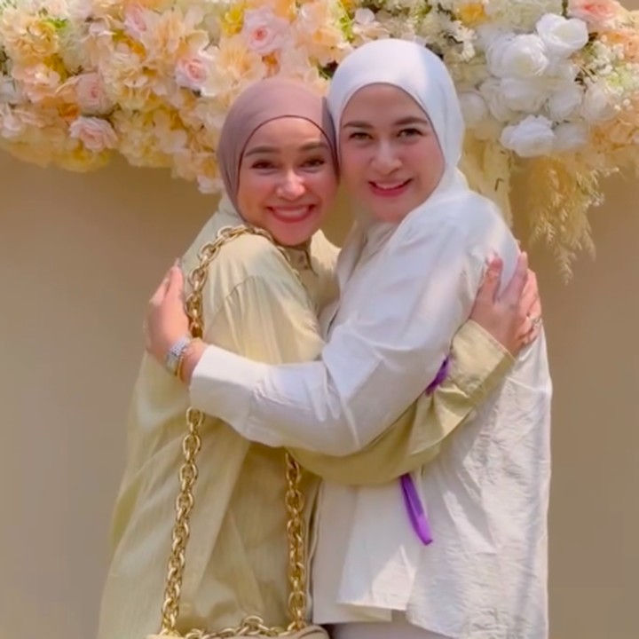 <p>Bunda, wajah Nina Zatulini dan Aryani Fitriana sudah lama menjadi perbincangan karena dinilai sangat mirip. Bahkan, tak sedikit netizen yang mengaku sempat keliru membedakan keduanya saat melihat sekilas. (Foto: Instagram @ninazatulini22)</p>