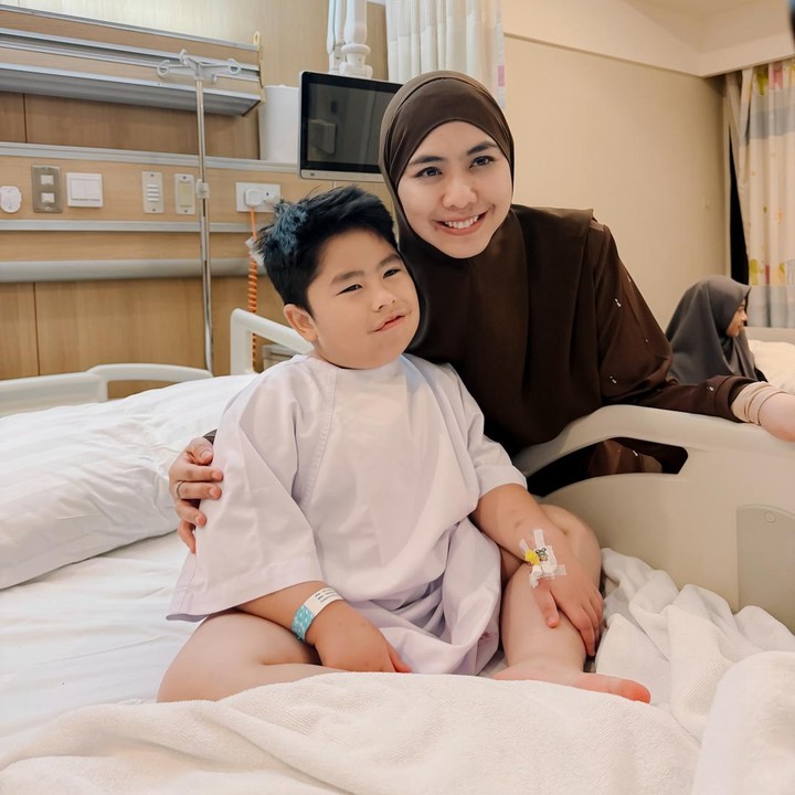 <p>Anak bungsu artis Oki Setiana Dewi, Sulaiman Ali Abdullah, baru saja menjalani tindakan sunat. Melalui unggahan di Instagram, Oki membagikan potret saat mendampingi sang putra menjalani tindakan medis ini, Bunda. "<em>Alhamdulillah</em> @sulaimanaliabdullah sudah sunat," tulisnya. (Foto: Instagram @okisetianadewi)</p>