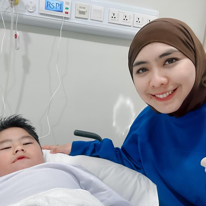 <p>Oki ternyata sampai harus berkonsultasi dengan beberapa dokter untuk meminta saran Sulaiman untuk sunat. "Tentu kondisi Sulaiman tidak seperti anak lainnya. Setelah berkonsultasi ke beberapa dokter, Sulaiman diizinkan sunat di usia yang menjelang enam tahun ini," ungkap Bunda empat anak ini. (Foto: Instagram @okisetianadewi)</p>
