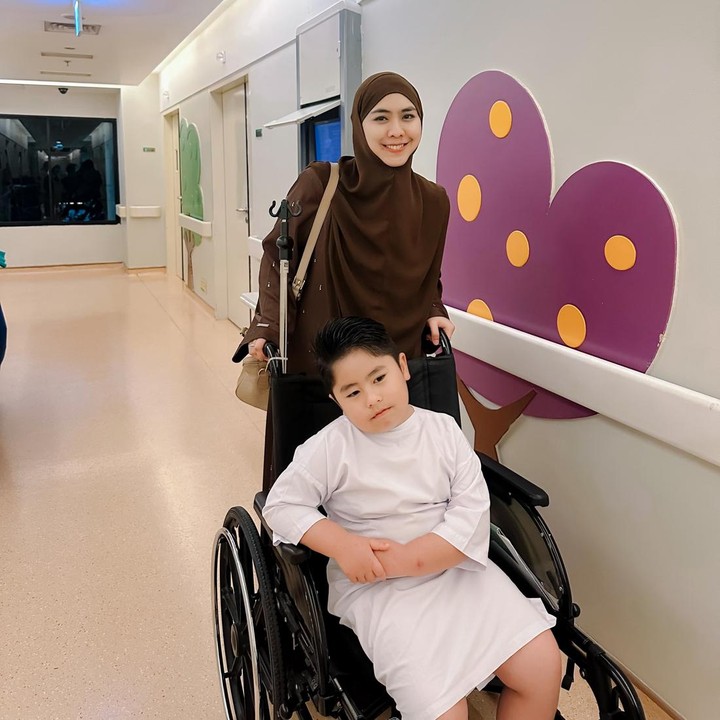 <p>Oki mengaku bersyukur dan bahagia karena putra bungsunya ini bisa melalui tahapan perkembangan, termasuk melakukan sunat. "Apa perasaan Umma? Satu persatu dijalani hingga sekarang bisa fokus ke pengobatan berikutnya. <em>Alhamdulillah</em>. Doakan Sulaiman yaaa.." katanya. (Foto: Instagram @okisetianadewi)</p>
