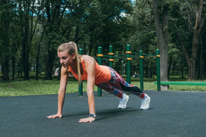 Jenis olahraga pertama yang bisa dilakukan di usia 40-an adalah push up. Olahraga ini dapat melatih kelompok otot utama yang digunakan dalam aktivitas sehari-hari, misalnya mengangkat barang, bangun dari lantai, hingga mendorong pintu.