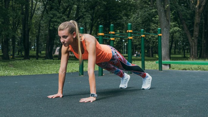Jenis olahraga pertama yang bisa dilakukan di usia 40-an adalah push up. Olahraga ini dapat melatih kelompok otot utama yang digunakan dalam aktivitas sehari-hari, misalnya mengangkat barang, bangun dari lantai, hingga mendorong pintu.