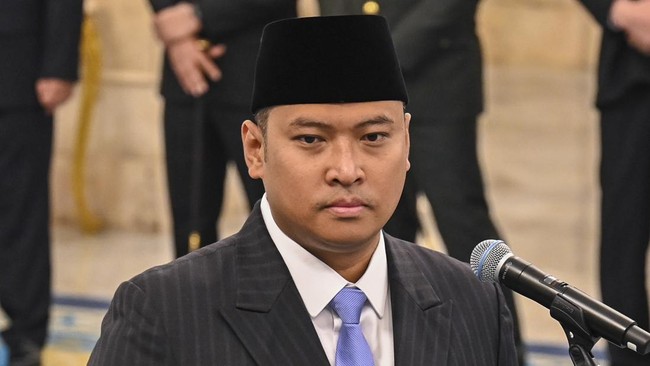 Kepala BGN Sudaryono bersiap mengikuti pelantikan saat pelantikan pejabat baru di Istana Negara, Jakarta, Rabu (22/7/2026). Presiden Prabowo Subianto melantik Sudaryono menjadi Kepala BGN menggantikan Nanik Sudaryati Deyang. ANTARA FOTO/Galih Pradipt