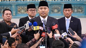 Kepala BGN Sudaryono (tengah), Gubernur Universitas RI Donny Ermawan Taufanto (kanan) dan Wakil Gubernur Universitas Yos Sunitiyoso (kanan) menyampaikan keterangan pers usai pelantikan pejabat baru di Istana Negara, Jakarta, Rabu (22/7/2026). Preside