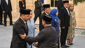 Presiden Prabowo Subianto (kanan) memberi ucapan selamat kepada Kepala BGN Sudaryono (kiri) saat pelantikan pejabat baru di Istana Negara, Jakarta, Rabu (22/7/2026). Presiden Prabowo Subianto melantik Sudaryono menjadi Kepala BGN menggantikan Nanik S