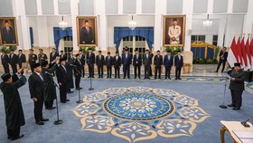 Presiden Prabowo Subianto (kanan) memimpin pembacaan sumpah jabatan saat pelantikan pejabat baru di Istana Negara, Jakarta, Rabu (22/7/2026). Presiden Prabowo Subianto melantik Sudaryono menjadi Kepala BGN menggantikan Nanik Sudaryati Deyang dan mela