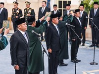 Kepala BGN Sudaryono (kedua kiri), Gubernur Universitas RI Donny Ermawan Taufanto (tengah) dan Wakil Gubernur Universitas RI Yos Sunitiyoso mengucapkan sumpah saat pelantikan pejabat baru di Istana Negara, Jakarta, Rabu (22/7/2026). Presiden Prabowo