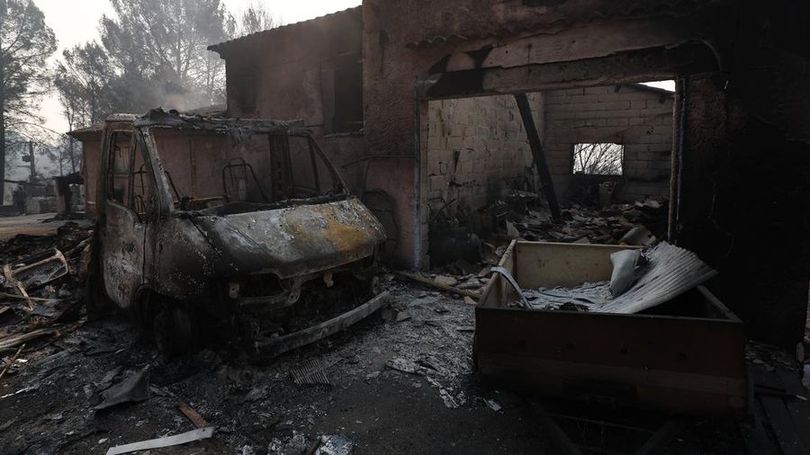 Pemandangan sebuah rumah dan sebuah van nan terbakar di wilayah nan terkena akibat kebakaran rimba di Cotignac, departemen Var, saat kondisi kekeringan memburuk setelah gelombang panas dan kekurangan air di sebagian besar wilayah Prancis, 22 Juli 20