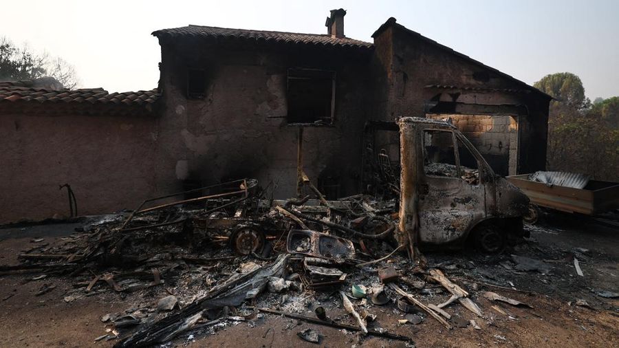 Pemandangan sebuah rumah dan sebuah van nan terbakar di wilayah nan terkena akibat kebakaran rimba di Cotignac, departemen Var, saat kondisi kekeringan memburuk setelah gelombang panas dan kekurangan air di sebagian besar wilayah Prancis, 22 Juli 2026.