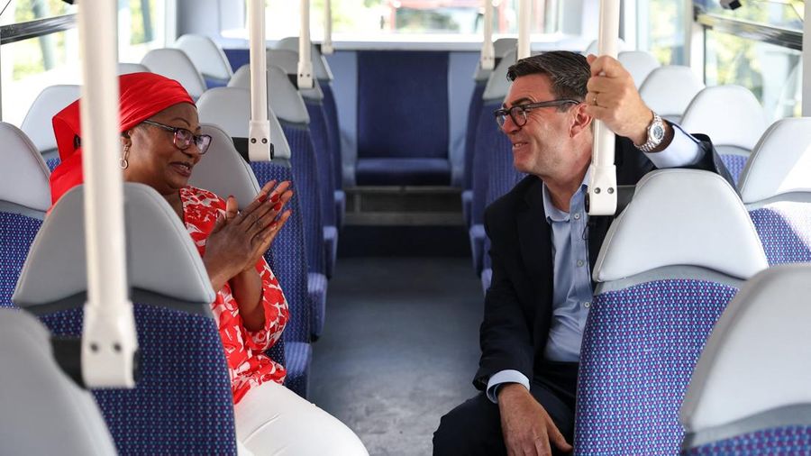 Perdana Menteri Inggris Andy Burnham berbincang dengan Bemi Orojuogun selama perjalanan bus sebagai bagian dari kunjungannya, di pusat kota Bath, Inggris, 22 Juli 2026.