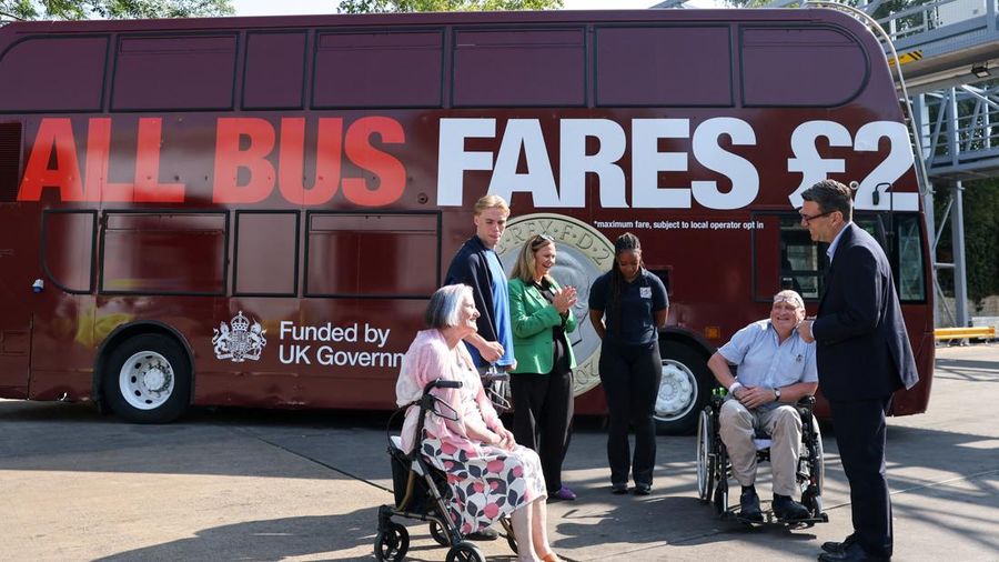 Perdana Menteri Inggris Andy Burnham dan Walikota wilayah Inggris Barat Helen Godwin berbincang dengan pengguna bus lokal di stasiun bus selama kunjungan ke Bath, Inggris, 22 Juli 2026.