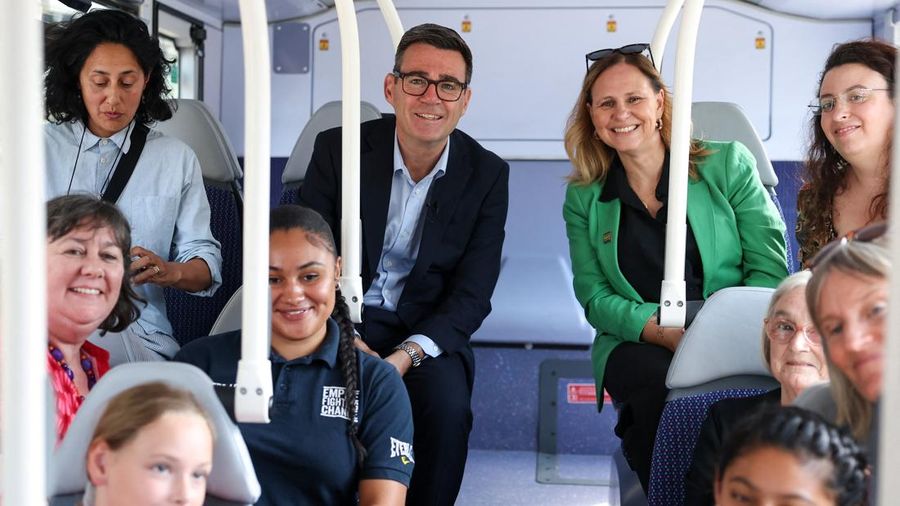 Perdana Menteri Inggris Andy Burnham dan Walikota wilayah Inggris Barat Helen Godwin berpose berbareng penduduk setempat saat menaiki bus selama kunjungan Burnham ke Bath, Inggris, 22 Juli 2026.