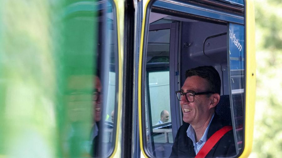 Perdana Menteri Inggris Andy Burnham diperlihatkan area pengemudi di dalam bus FirstGroup di terminal bus selama kunjungannya ke Bath, Inggris, 22 Juli 2026.