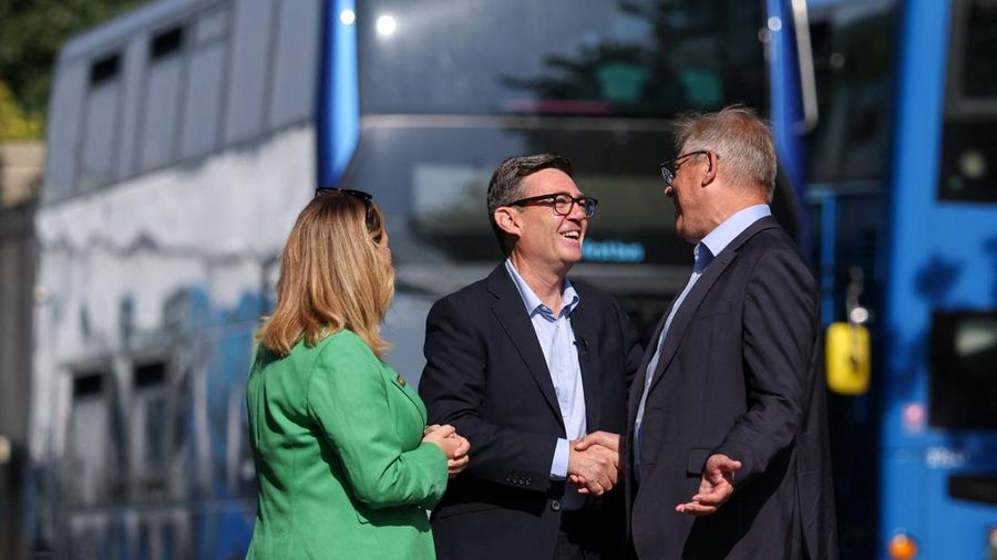 Perdana Menteri Inggris Andy Burnham disambut oleh Walikota wilayah Barat Inggris Helen Godwin dan Direktur Regional First Bus Doug Claringbold saat tiba di stasiun bus selama kunjungannya ke Bath, Inggris, 22 Juli 2026.