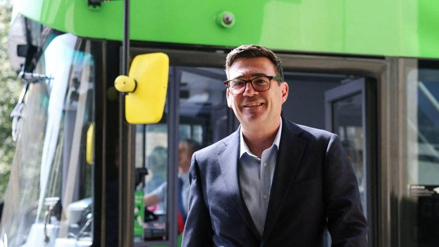 Perdana Menteri Inggris Andy Burnham turun dari bus setelah perjalanan di pusat kota Bath, Inggris, 22 Juli 2026.