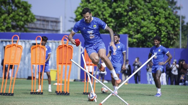 Persib Bandung menjadi salah satu klub yang telah melengkapi kuota pemain asingnya menjelang Super League 2025/2026.