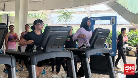 Peserta perempuan mendominasi sesi terakhir Hybrid Race pada hari penutupan CNN Indonesia Wellnest Festival Vol. 2 di South Quarter Dome, Cilandak, Jakarta Selatan, Rabu (22/7).