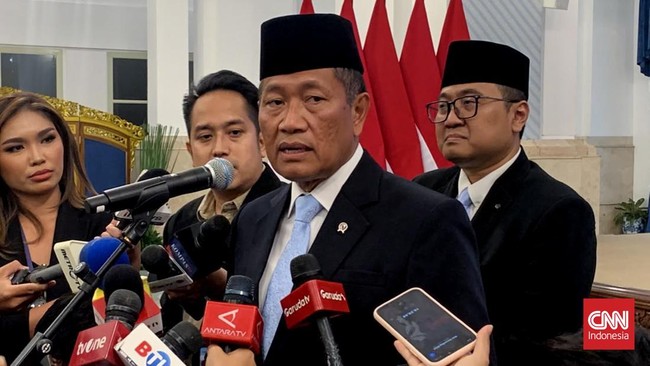 Presiden RI Prabowo Subianto melantik Donny Ermawan Taufanto sebagai Gubernur Universitas Republik Indonesia (URI) di Istana Kepresidenan, Rabu (22/7).