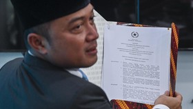 Mensesneg Prasetyo Hadi menunjukan keppres saat keterangan pers di ruang media, kompleks Istana Kepresidenan, Jakarta, Rabu (22/7/2026).