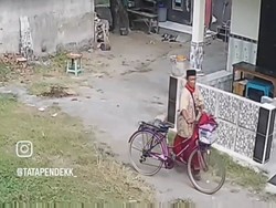Pria Terekam CCTV Curi CD di Sidoarjo Diduga Sudah Beberapa Kali Beraksi