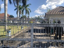 Rumah Dinas Bupati Nonaktif Lombok Barat Tersangka KPK Tertutup Rapat