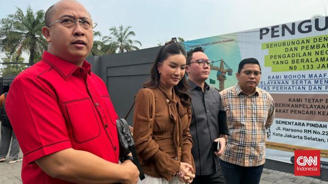 Sarwendah datang ke Pengadilan Negeri Jakarta Selatan dalam rangka sidang hak asuh anak melawan Ruben Onsu pada Rabu (22/7/2026).