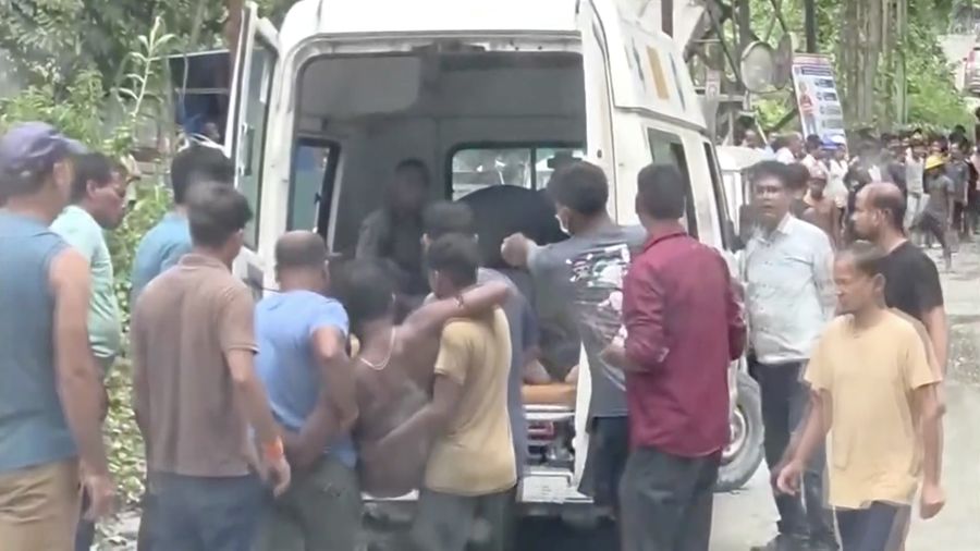 Sedikitnya 12 orang tewas setelah sebuah terowongan runtuh akibat ledakan nan diduga dipicu kebocoran gas di proyek pembangkit listrik tenaga air (PLTA) di negara bagian Sikkim, India timur laut.