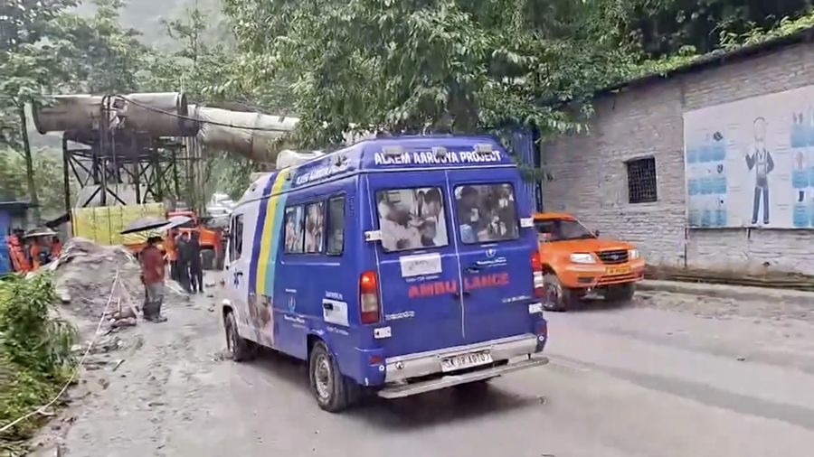 Sedikitnya 12 orang tewas setelah sebuah terowongan runtuh akibat ledakan nan diduga dipicu kebocoran gas di proyek pembangkit listrik tenaga air (PLTA) di negara bagian Sikkim, India timur laut.