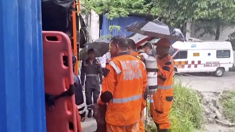 Sedikitnya 12 orang tewas setelah sebuah terowongan runtuh akibat ledakan nan diduga dipicu kebocoran gas di proyek pembangkit listrik tenaga air (PLTA) di negara bagian Sikkim, India timur laut.