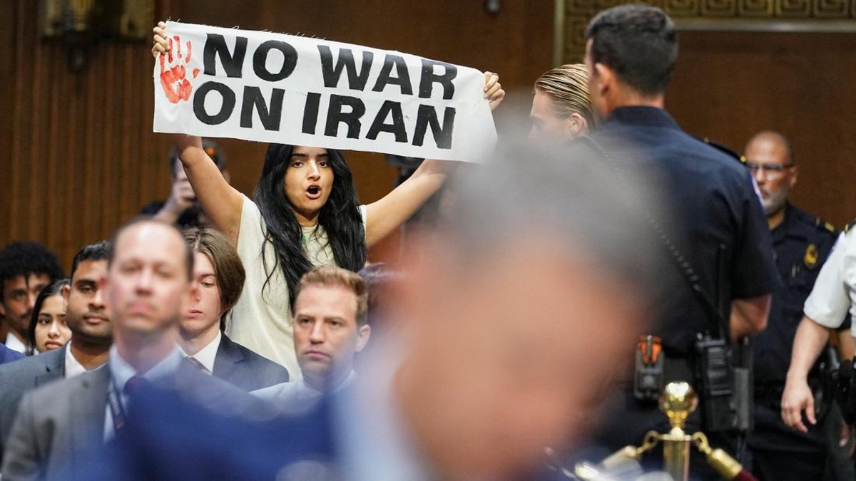 Demonstran Terobos Sidang Anggaran, Bentang Spanduk Tolak Perang Iran