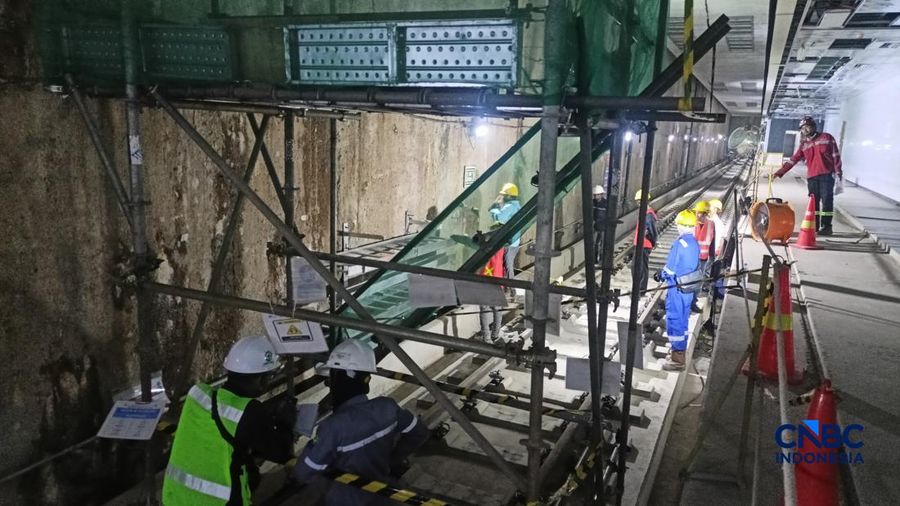 Suasana aktivitas pekerja saat pengerjaan proyek MRT Fase 2A di Jakarta, Rabu (22/7/2026).