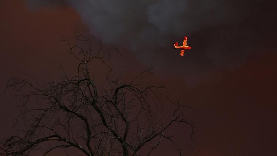 Suasana saat kebakaran rimba melanda di perbukitan dekat desa Cotignac, di departemen Var, Prancis, selama kebakaran hutan, 21 Juli 2026. (REUTERS/Manon Cruz)