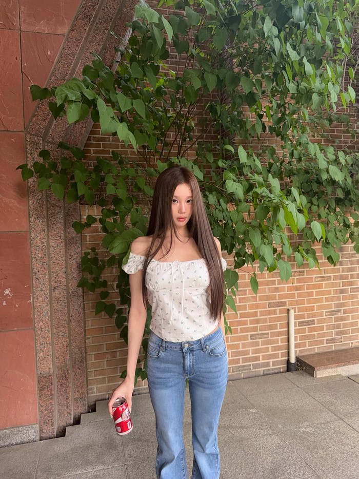 Tak hanya disorot karena dua perilisan tersebut, girlband Korea satu ini juga menjadi perbincangan hangat di jagat maya berkat para anggotanya, salah satunya JooE. Bagaimana tidak, ia mempunyai daya tarik tersendiri./ Foto: instagram.com/j_oo.e_0en