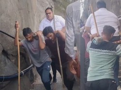 Viral Turis Naik Gunung ke Situs Suci India Ditandu Empat Orang Bak Raja