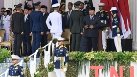 Presiden Prabowo Subianto (ketiga kanan) menyematkan tanda pangkat kepada perwira remaja peraih Adhi Makayasa  saat Upacara Prasetya Perwira (Praspa) TNI dan Polri tahun 2026 di halaman Istana Merdeka, Jakarta, Rabu (22/7/2026). Presiden Prabowo Subi