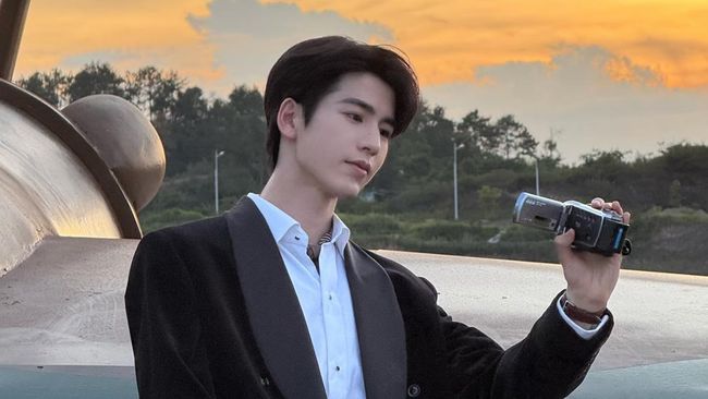 5 Potret Tampan Zhang Linghe di Balik Layar Drama China Overdo