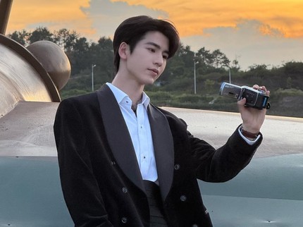 5 Potret Tampan Zhang Linghe di Balik Layar Drama China 'Overdo'