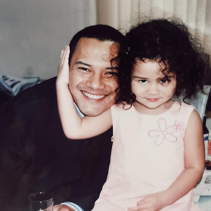 <p>Sementara itu, ada juga Aaliyah Massaid yang membagikan kenangan masa kecil bersama mendiang ayahnya, Adjie Massaid. &ldquo;Bayi kesal Aal dan ayahku yang tampan. Rindu padamu setiap hari, <em>angel</em>,&rdquo; tulis Aaliyah, dikutip dari lamanInstagram <em>@aaliyah.massaid.&nbsp;</em>(Foto: Instagram @aaliyah.massaid)</p>