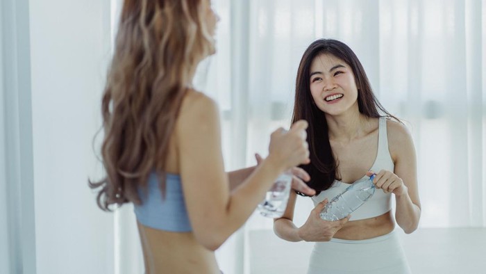 Ajak beraktivitas bersama. Kamu bisa bertanya “Aku mau [sebutkan aktivitas] weekend ini. Kamu mau ikut?”.