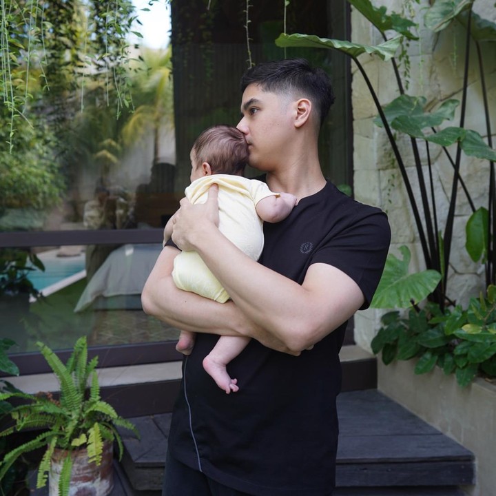 <p>Sejak Alyssa hamil hingga melahirkan sang putri, Al berubah menjadi suami siaga. Ketika baby Soleil lahir, Al bahkan tak kuasa menahan tangis bahagianya, Bunda. Pria 28 tahun ini begitu bersyukur menyambut kelahiran anak pertamanya sekaligus bahagia karena bisa memulai perjalanan barunya sebagai seorang ayah. (Foto: Instagram @alghazali7)</p>