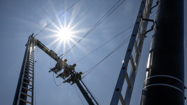 This photograph shows tourists enjoying the new BalancAIR, a giant swing at the top of the Grand Chamossaire peak, above Villars-sur-Ollon, western Switzerland, on July 20, 2026. Inaugurated at the beginning of the month, the Grand Chamossaire swing