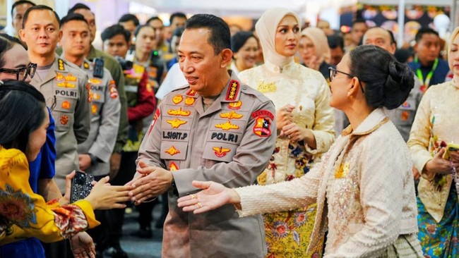 Kapolri Jenderal Listyo Sigit Prabowo didampingi Kakorlantas Polri Irjen Wibowo dan pejabat utama Mabes Polri meninjau pelaksanaan Bazar Kreasi Bhayangkari Nusantara (KBN) 2026 di Jakarta International Convention Center (JICC), Senayan, Rabu (22/7).