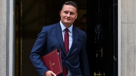 Menteri Pertahanan baru Inggris, Wes Streeting tetap pada pendirian sikapnya bahwa Israel melakukan kejahatan perang.