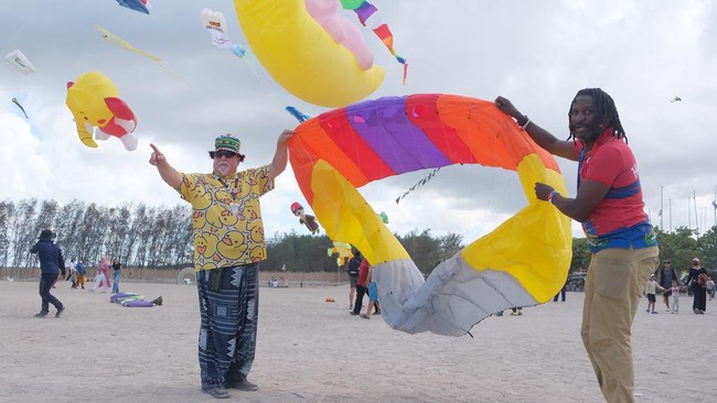 Festival layang-layang Rare Angon Kite Festival, Bali.
